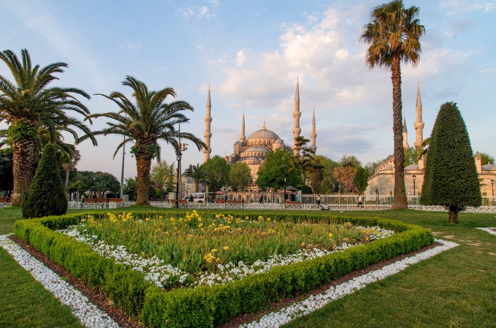 Sultanahmet Meydanı, Roma, Bizans ve Osmanlı dönemlerinden taşıdığı izlerle dikkat çekiyor.