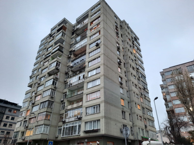 4+1 flat for sale at Gayrettepe close to metro station car park