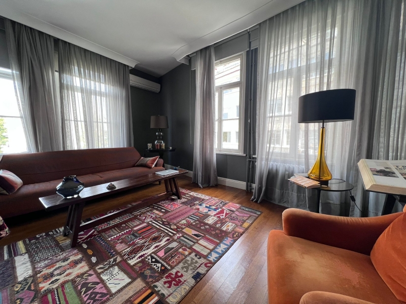 3 Br flat for sale at Teşvikiye on a corner building with view